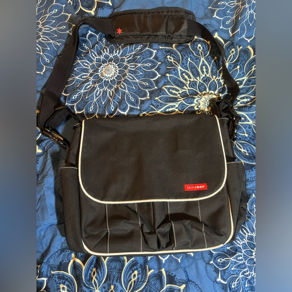 Skip hop dash deluxe diaper bag